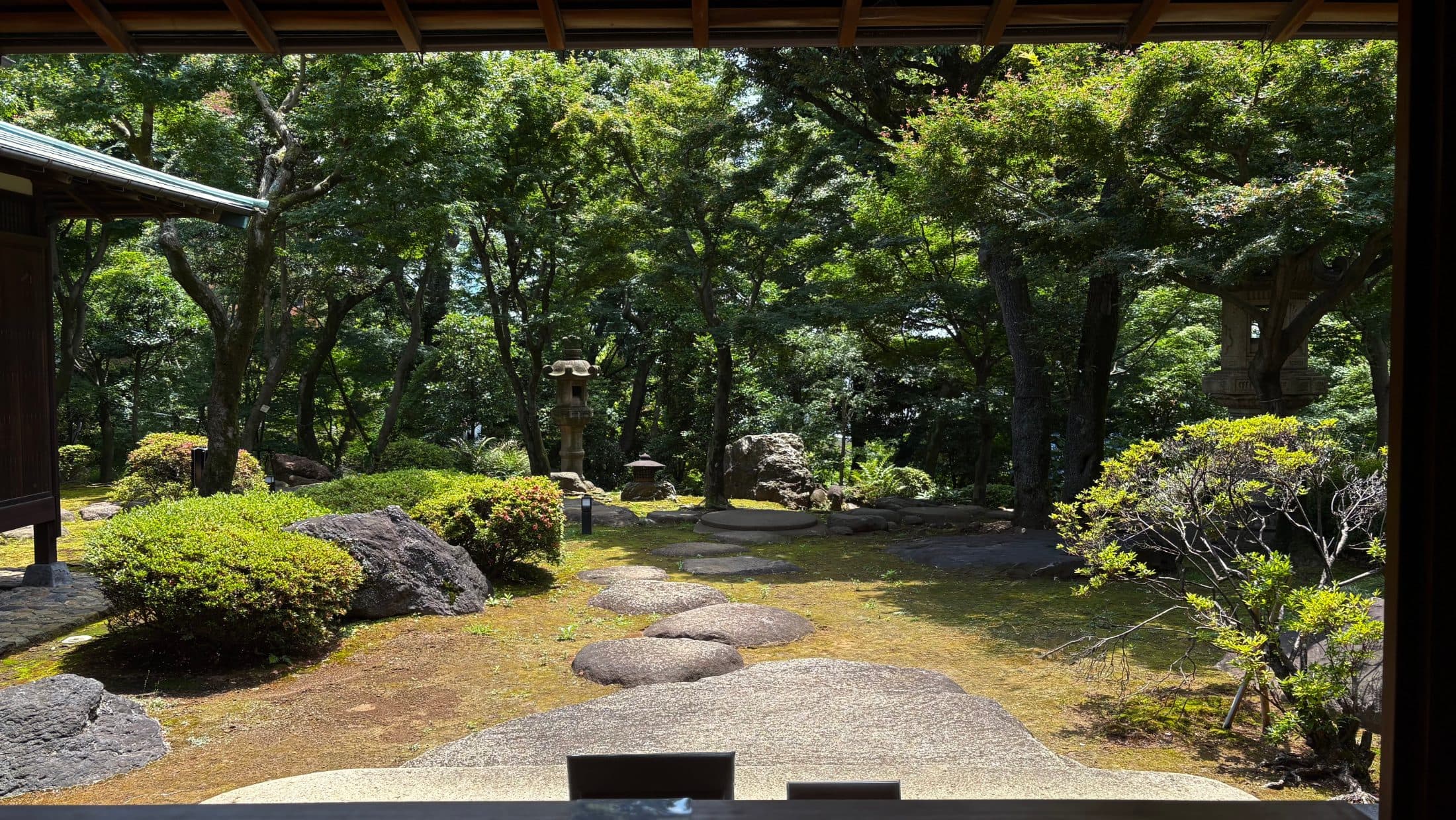 The strolling garden of Kyu Asakura House, shaped by a cliff line and stone lanterns