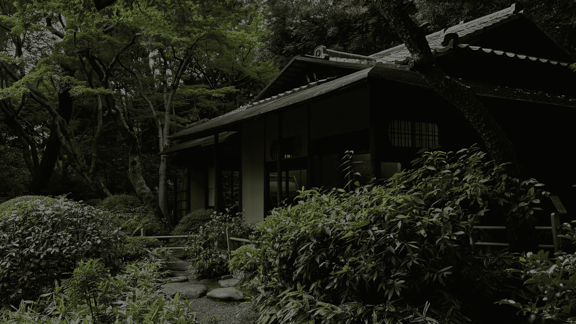 東京都庭園美術館の日本庭園にある池、橋、茶室を望む風景